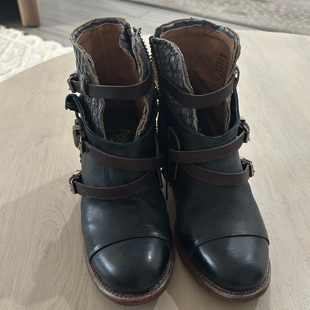 Free birds Navy boot size 8